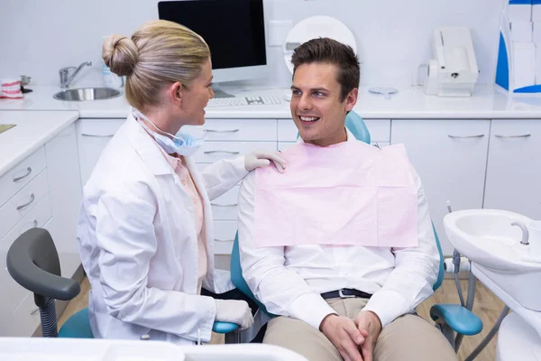 Patiënt kijken naar tandarts bij medische kliniek — Stockfoto