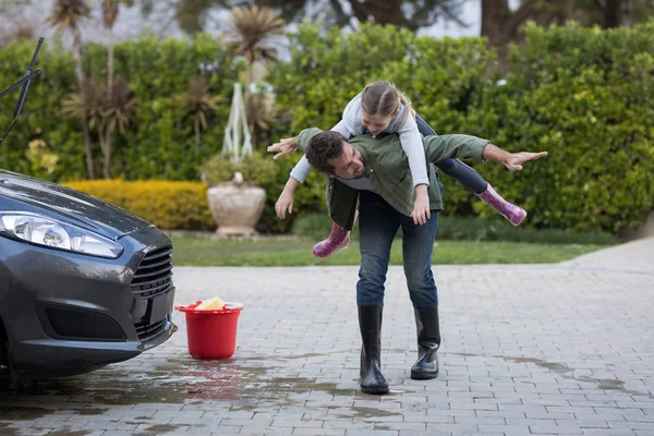 Adolescente e pai lavando um carro — Fotografia de Stock