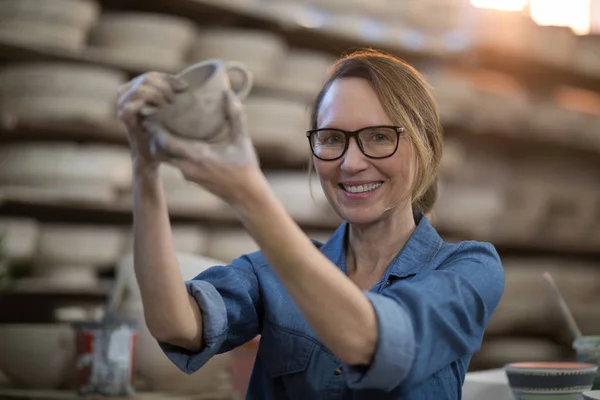 Alfarero hembra haciendo taza — Foto de Stock