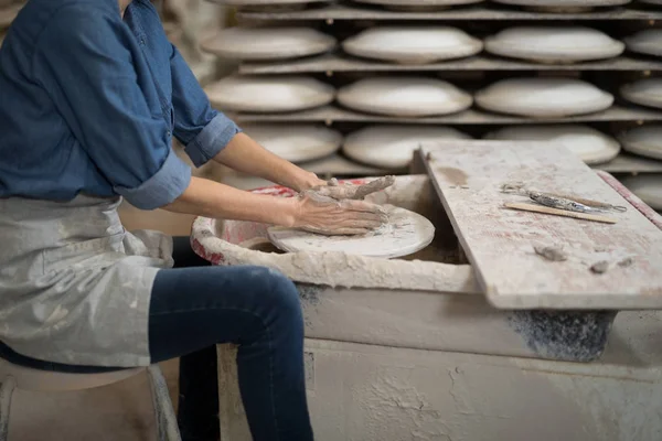 Vrouwelijke potter molding een klei — Stockfoto