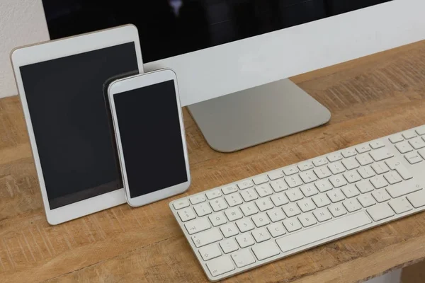 Verschillende elektronische gadgets op tafel — Stockfoto