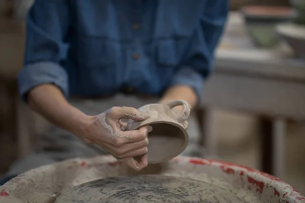 Bayan potter bir fincan kalıplama — Stok fotoğraf