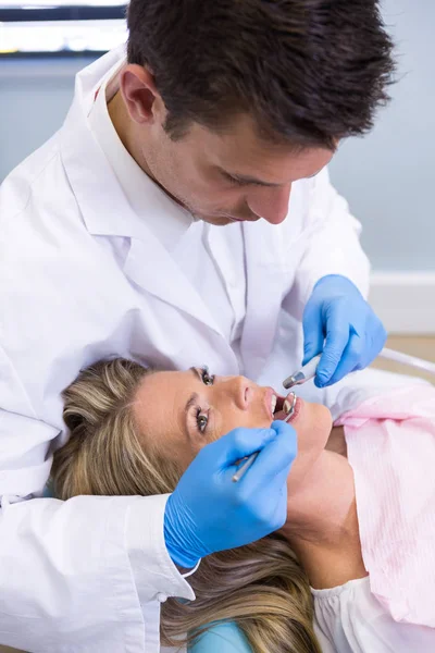 牙医检查病人在医疗诊所 — 图库照片