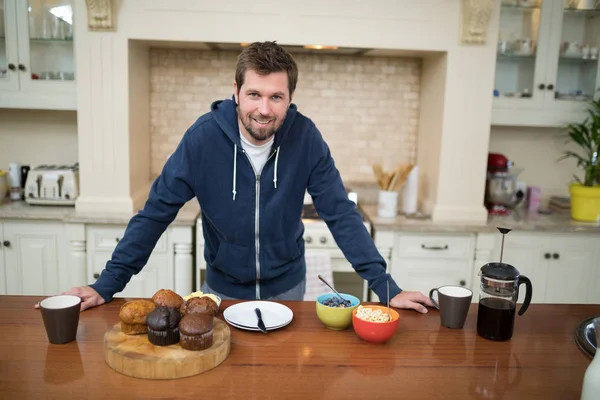 Man förbereda muffins i köket — Stockfoto