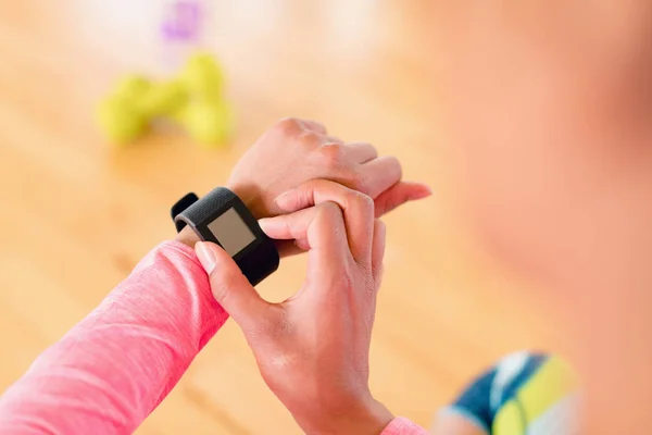 Smartwatch는 체육관에서 사용 하는 여자 — 스톡 사진