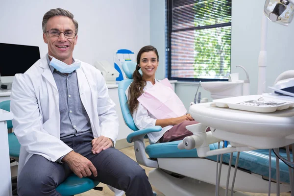Dentist and patient standing on chair — Stock Photo, Image