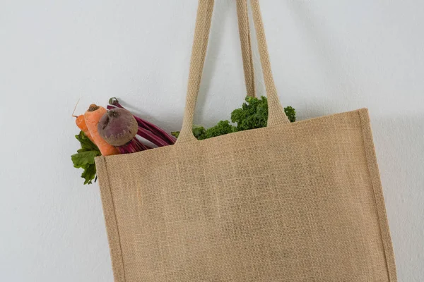 Świeże warzywa w siatka na zakupy — Zdjęcie stockowe