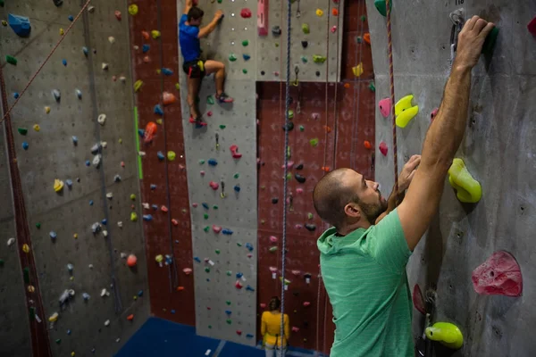 Atletas confiados pared de escalada en el club —  Fotos de Stock