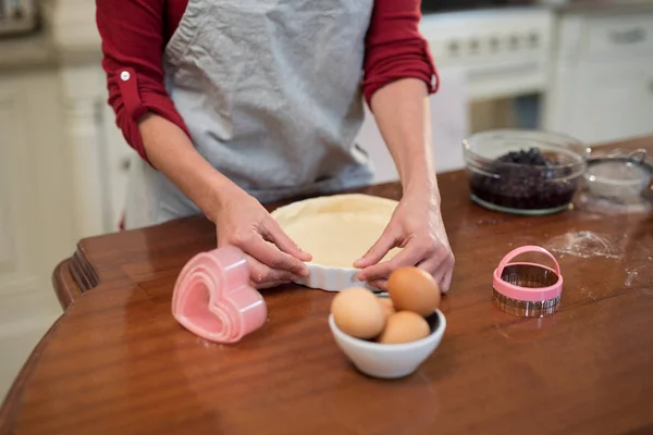 Mulher preparando bolo de panela na cozinha — Fotografia de Stock