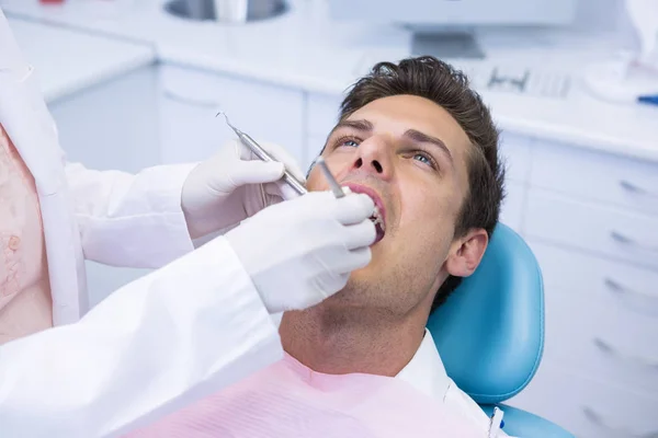 Tandläkaren ger behandling till mannen — Stockfoto