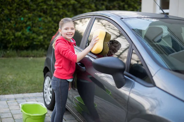 Teenager-Mädchen wäscht Auto — Stockfoto