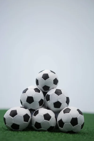 Stapel aufgetürmter Fußballbälle — Stockfoto