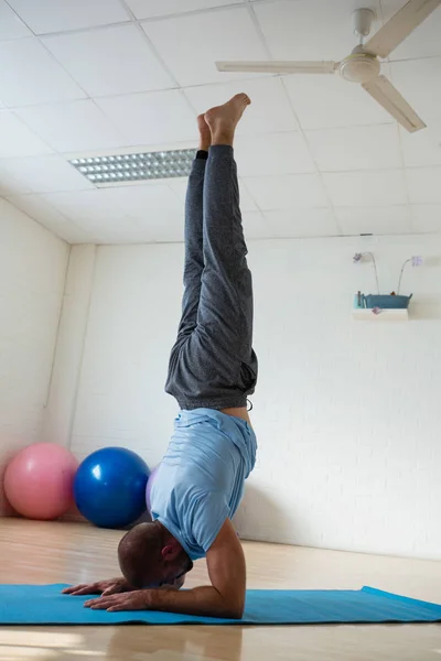 瑜伽教练做前臂站在健康俱乐部 — 图库照片