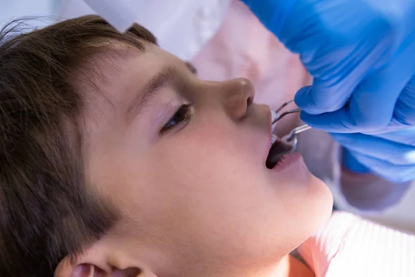Läkare undersöka söt pojke på klinik — Stockfoto