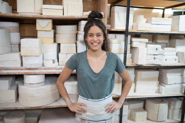 Femme potier debout avec les mains sur la hanche — Photo