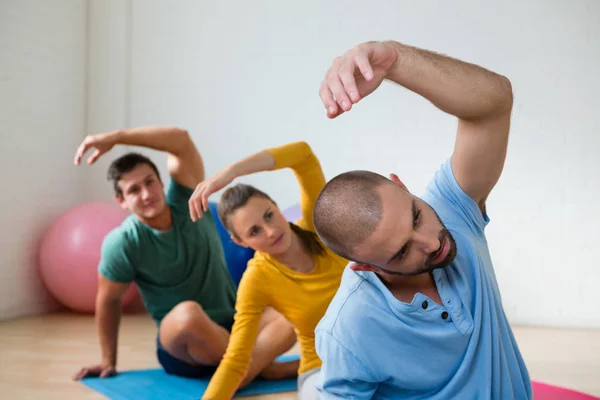 瑜伽老师与学生在俱乐部锻炼身体 — 图库照片