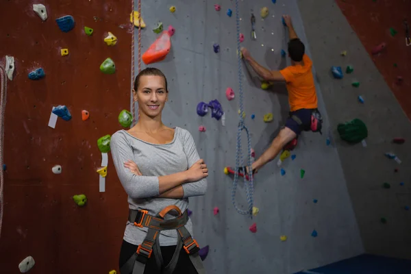 Duvar tırmanma adam karşı ayakta atlet — Stok fotoğraf