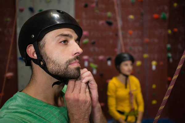 Mannelijke atleet dragen sport helm — Stockfoto