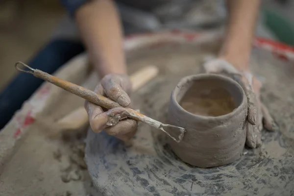 Bayan potter El aracıyla plaka kalıplama — Stok fotoğraf