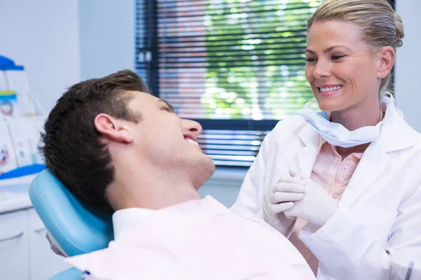 Paciente mirando al dentista — Foto de Stock