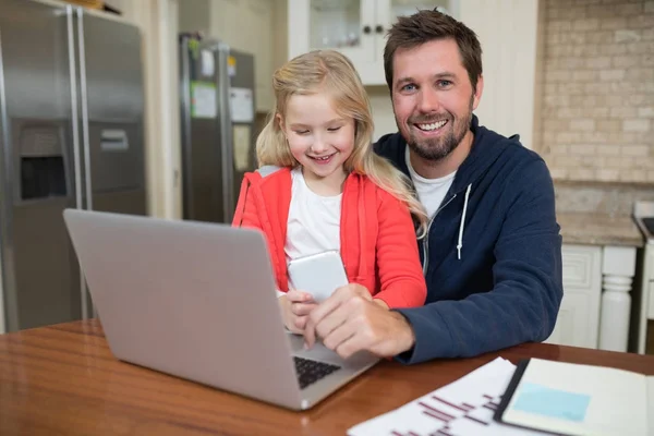 Father and daughter working on laptop — Stock Photo, Image
