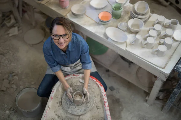 Overhead van vrouwelijke potter molding clay — Stockfoto
