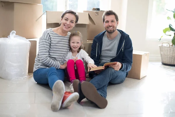 Parents and daughter reading books — Stock Photo, Image