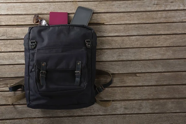 Bolso de vacaciones sobre tabla de madera —  Fotos de Stock