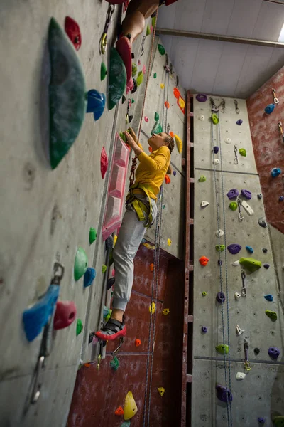 Atleta feminino escalada de rocha no clube — Fotografia de Stock