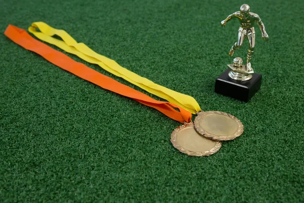 Troféu e medalhas na grama artificial — Fotografia de Stock