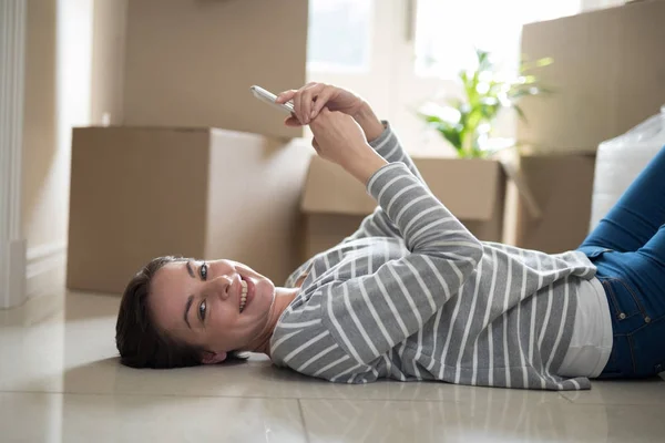 Mulher usando telefone celular enquanto dorme — Fotografia de Stock