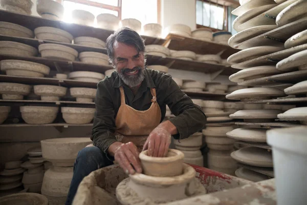 Retrato de alfarero macho moldeando una arcilla — Foto de Stock