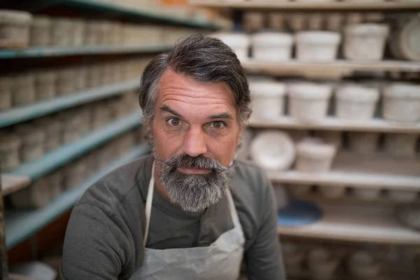 Alfarero masculino en taller de cerámica — Foto de Stock