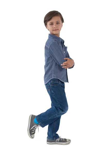 Junge posiert vor weißem Hintergrund — Stockfoto