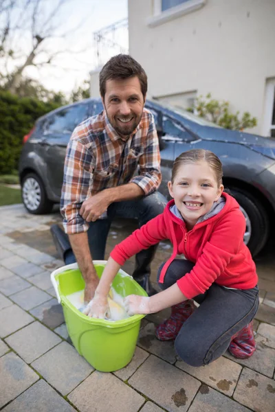 Adolescente y padre lavando un coche — Foto de Stock