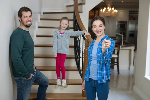 Mujer sosteniendo llave de casa — Foto de Stock