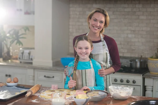 Мать и дочь готовят печенье — стоковое фото