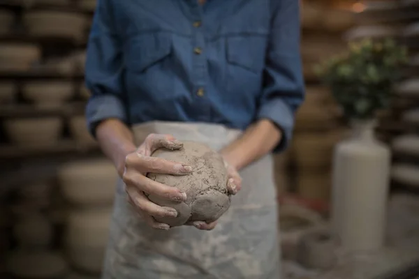Vrouwelijke potter bedrijf gegoten klei — Stockfoto