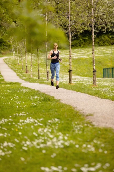 Mujer corriendo en el parque —  Fotos de Stock