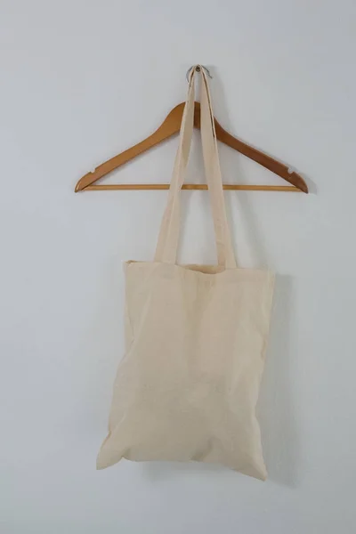 Bolso beige en percha — Foto de Stock