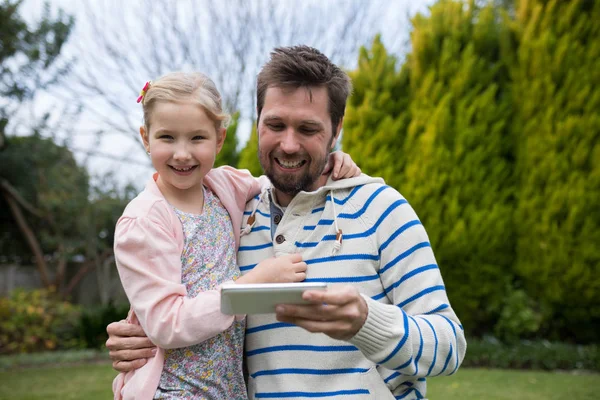 Giovane ragazza e padre utilizzando tablet — Foto Stock