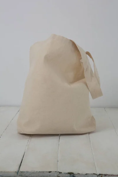 Beige Tasche auf dem Tisch — Stockfoto