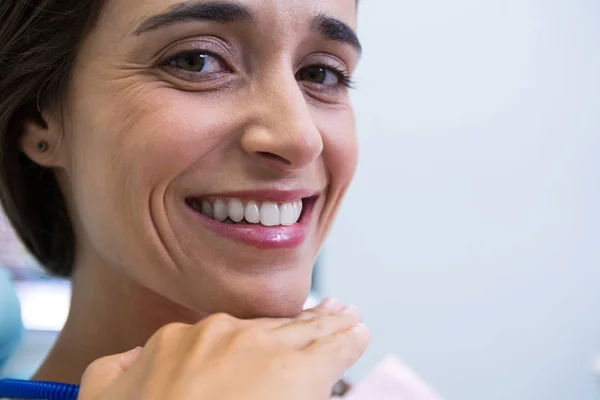 Patient souriant à la clinique médicale — Photo