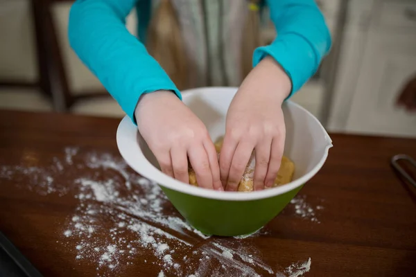 Menina amassar massa de farinha na cozinha — Fotografia de Stock