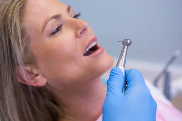 Dentist holding medical equipment — Stock Photo, Image