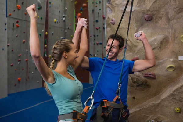 Veselá sportovci v pohotovosti horolezecká stěna — Stock fotografie