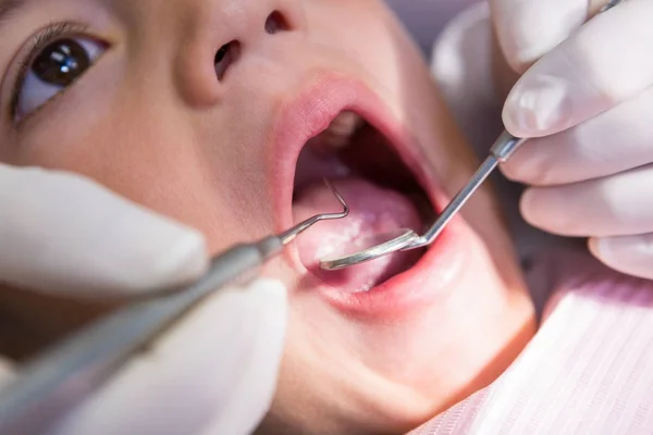 Мальчик получает стоматологическое лечение — стоковое фото
