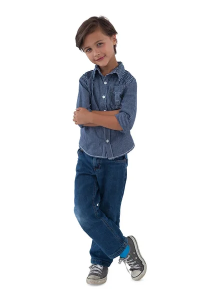 Junge steht vor weißem Hintergrund — Stockfoto