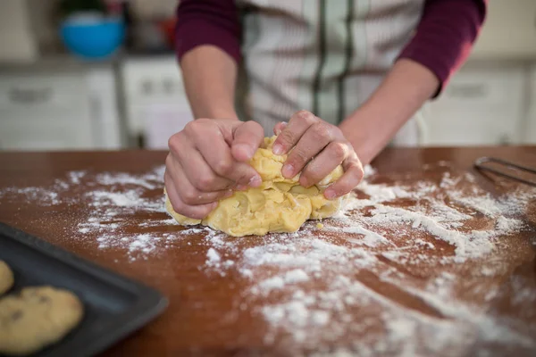 Mulher amassar massa na cozinha — Fotografia de Stock