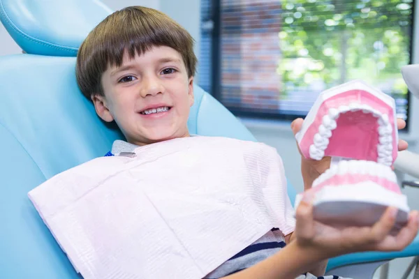 Chłopca gospodarstwa formy dentystyczne — Zdjęcie stockowe